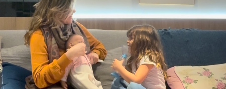 Dra. Luciana Gomide conversando com uma criança