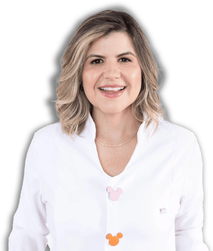 Dra. Luciana Gomide sorrindo, de jaleco branco