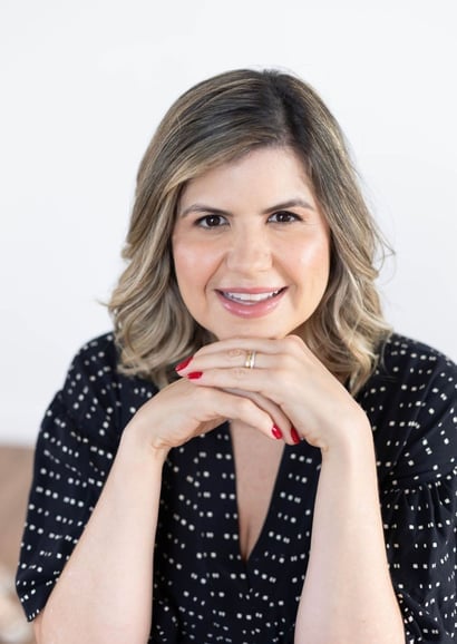 Dra. Luciana Gomide em retrato profissional