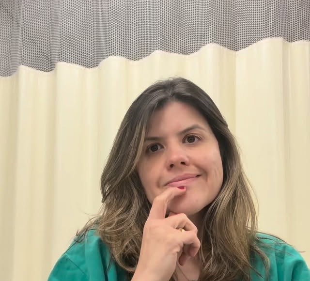 Dra. Luciana Gomide no consultório